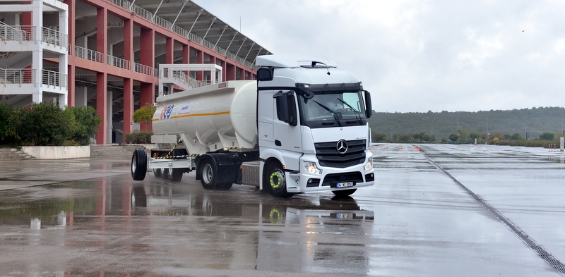 Gazeteciler, Mercedes-Benz’in Euro 6 kamyonlarını test etti 11