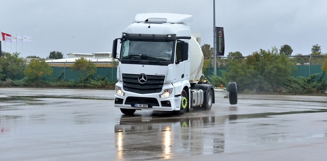 Gazeteciler, Mercedes-Benz’in Euro 6 kamyonlarını test etti 2