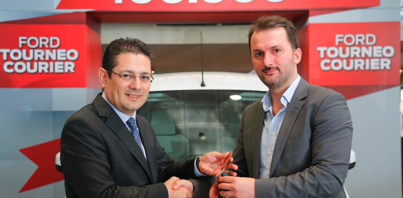 2015’in en çok satan hafif ticari aracının 100 binincisi teslim edildi