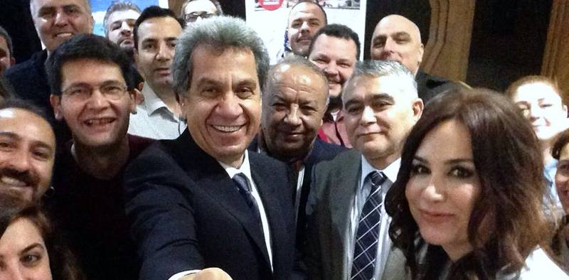GÜNÜN FOTOĞRAFI: Çetin Nuhoğlu gazetecilerle selfie çektirdi