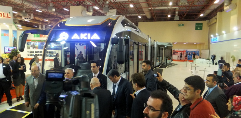 25 metrelik, 290 yolcu kapasiteli dev metrobüs tanıtıldı