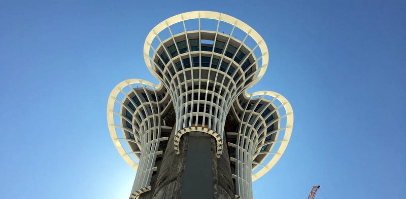 1080 tonluk yükü 103 metre yüksekliğe taşıdı ve montajını gerçekleştirdi