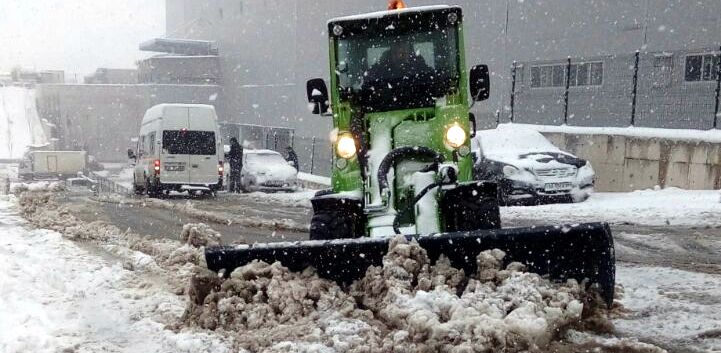 Reysaş Çayırova Lojistik Kampüsü’nde yoğun kar yağışına rağmen TIR’lar operasyonlarına devam etti