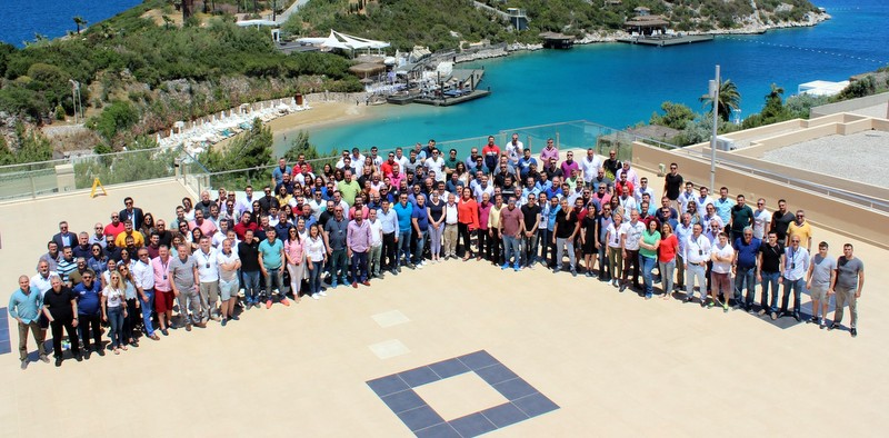 Mercedes-Benz Türk, yetkili bayileri ile bir araya geldi