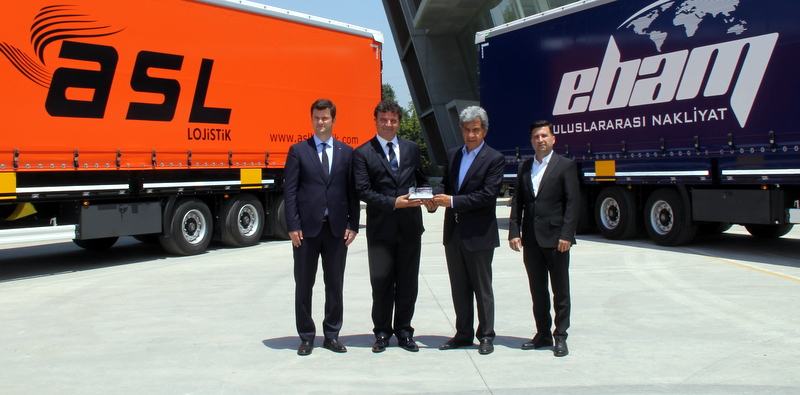 İzmirli 2 firmaya 40 adet treyler teslim etti