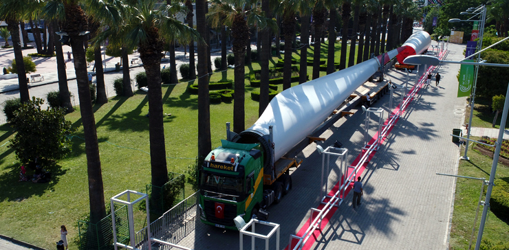 58.5 metrelik rüzgar türbini kanadını ve 28 metrelik kulesini İzmir Fuarı’na taşıdı