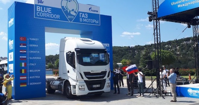 IVECO, Mavi Koridor Rallisi’nin başlangıcına 2 Stralis NP LNG’li çekici ile katıldı