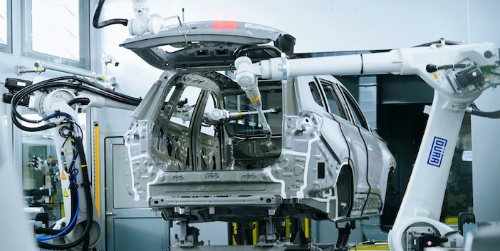 Dakikada bir otomobil banttan iniyor