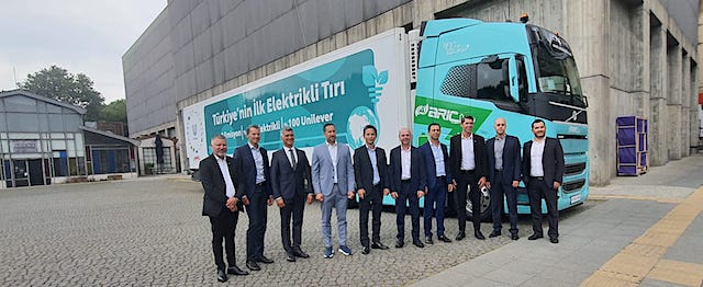 Unilever Türkiye ve Arıç Lojistik, Volvo FH Elektrikli Çekicilerini Teslim Aldı