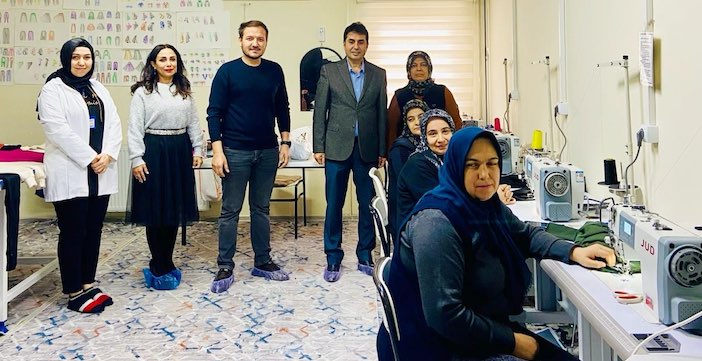 KRONE Türkiye, Kahramanmaraş'ta Depremzedeler İçin Dikiş Atölyesi Kurarak Yardım Elini Uzatıyor