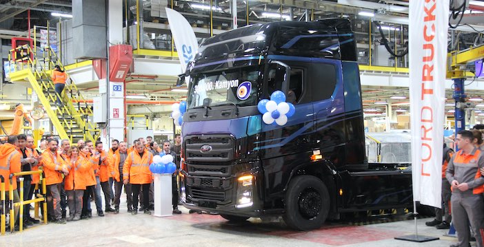 Ford Trucks 300 Bininci Kamyonunu Hattan İndirdi
