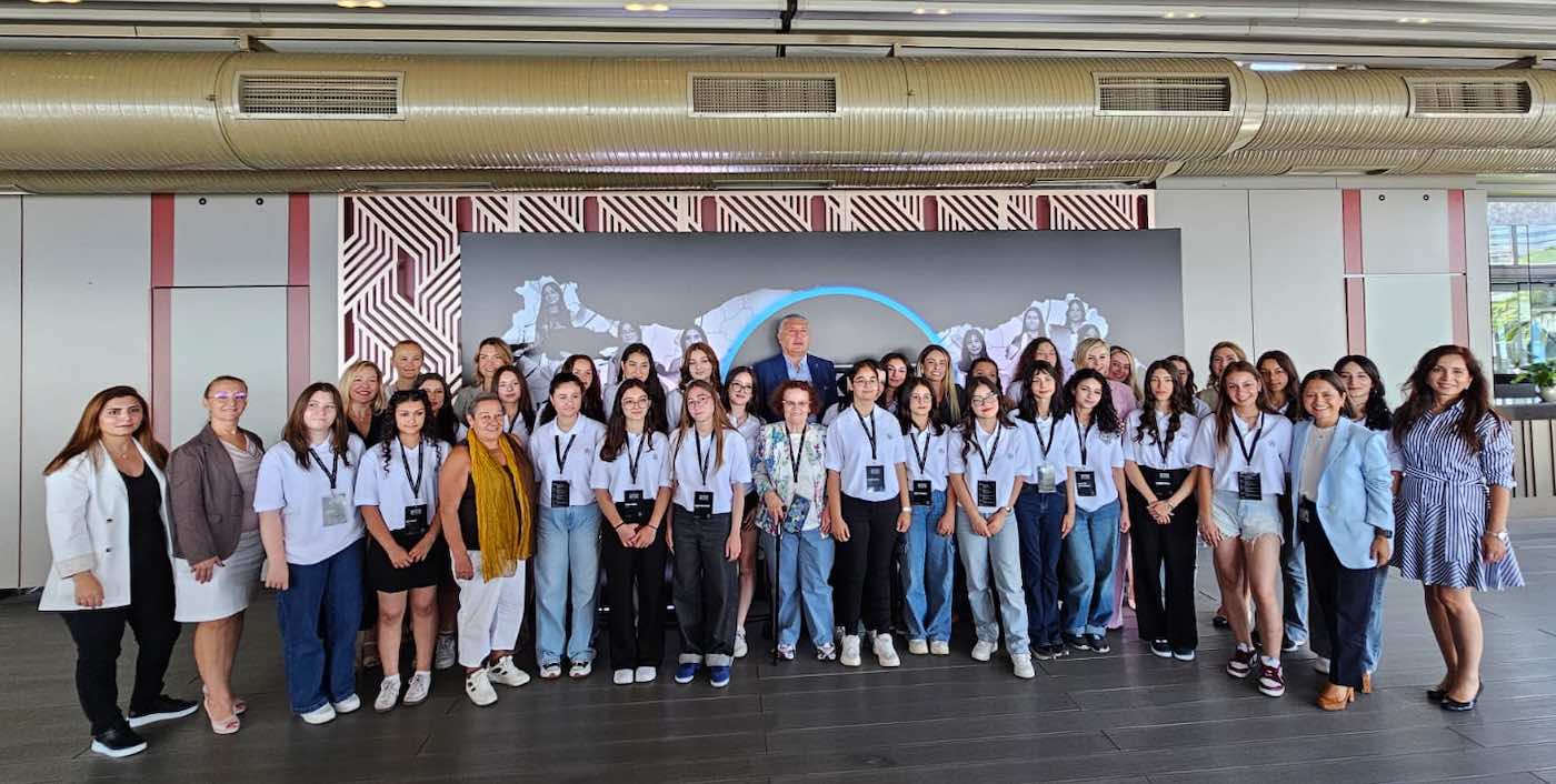 Mercedes-Benz Türk’ün ‘Her Kızımız Bir Yıldız’ programı 6.500’e yakın kız öğrencinin hayatına dokundu