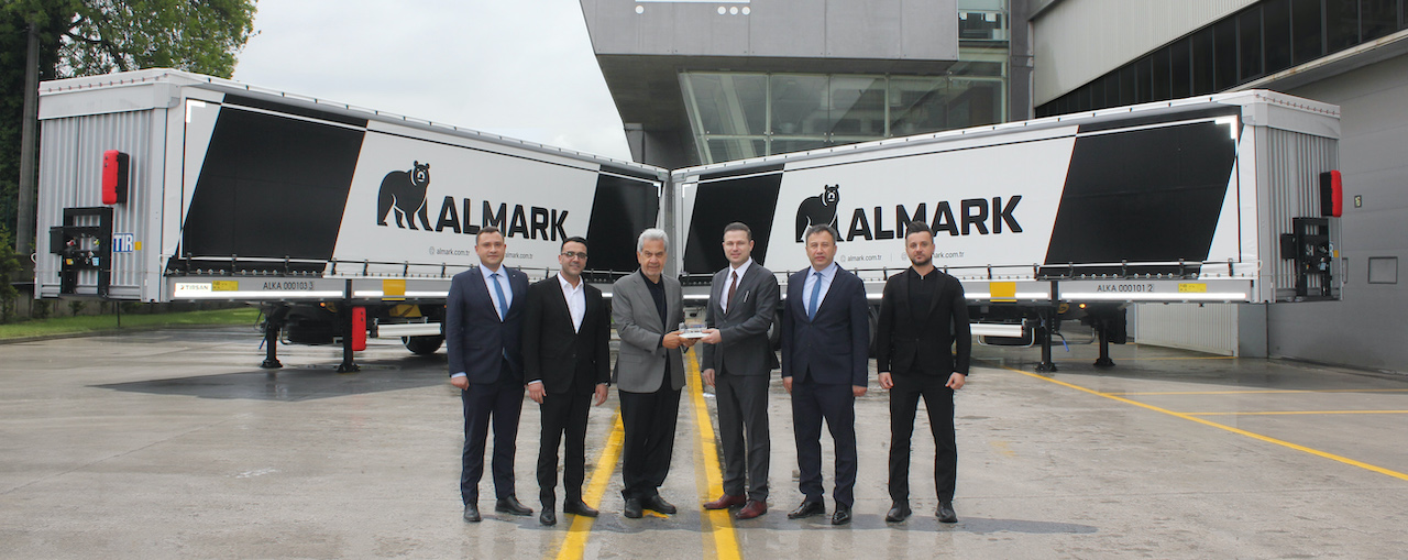 Tırsan Treyler, Almark Logistics’e 10 Adet Tren Yüklemeli Tenteli Perdeli Multi-Ride Teslim Etti