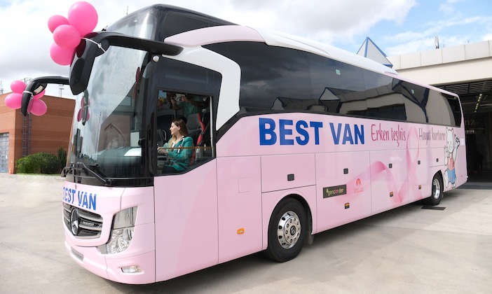 pembe-tasarimiyla-giydirilen-mercedes-benz-travego-16-21-best-van-turizme-teslim-edildi-01.jpg