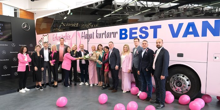 pembe-tasarimiyla-giydirilen-mercedes-benz-travego-16-21-best-van-turizme-teslim-edildi-02.jpg