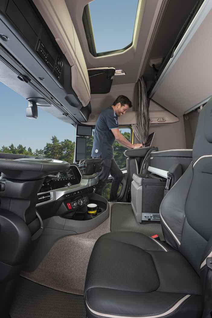 3-5-daf-xd-interior-spacious-interior.jpg