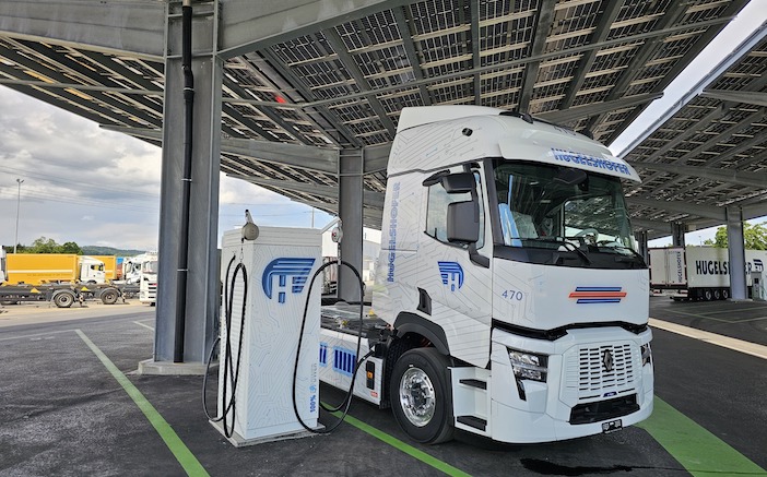renault-trucks-x-hugelshofer-2.jpg