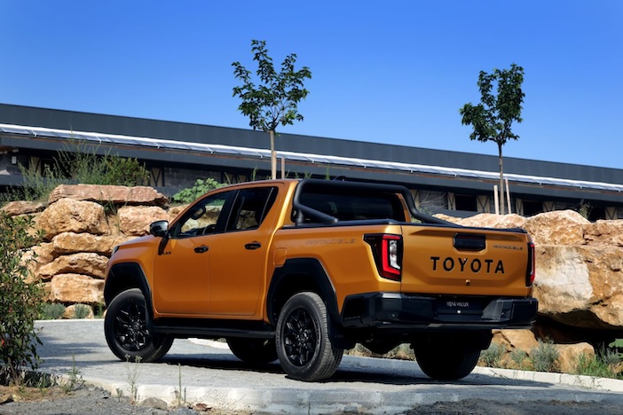 yeni-toyota-hilux-7.jpeg