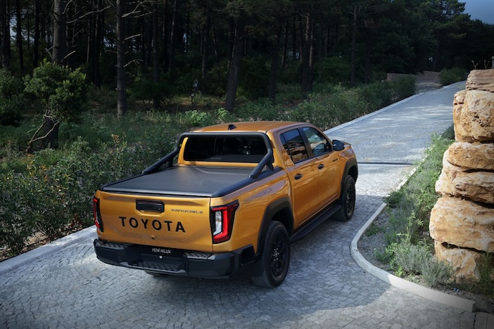 yeni-toyota-hilux-8.jpeg