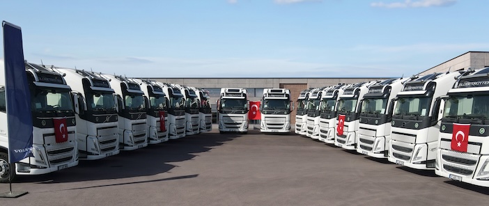 volvo-trucks-ades-uluslararasi-nakliyata-30-adet-volvo-fh-500-teslim-etti-01.jpg